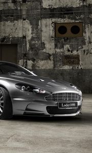 Превью обои aston martin, dbs, 2009, серый, вид сбоку, авто, астон мартин, здание