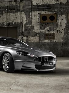 Превью обои aston martin, dbs, 2009, серый, вид сбоку, авто, астон мартин, здание