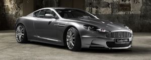 Превью обои aston martin, dbs, 2009, серый, вид сбоку, авто, астон мартин, здание