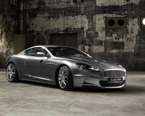 Превью обои aston martin, dbs, 2009, серый, вид сбоку, авто, астон мартин, здание