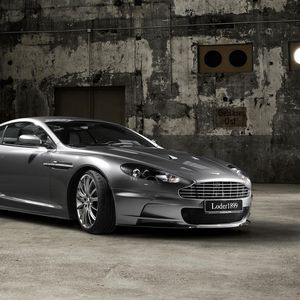 Превью обои aston martin, dbs, 2009, серый, вид сбоку, авто, астон мартин, здание