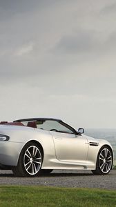 Превью обои aston martin, dbs, 2009, серебряный металлик, вид сбоку, астон мартин, природа, авто