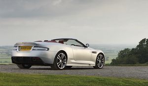 Превью обои aston martin, dbs, 2009, серебряный металлик, вид сбоку, астон мартин, природа, авто