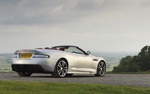 Превью обои aston martin, dbs, 2009, серебряный металлик, вид сбоку, астон мартин, природа, авто