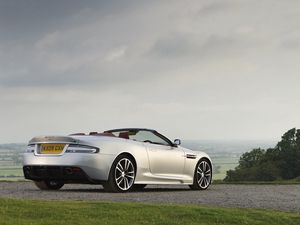 Превью обои aston martin, dbs, 2009, серебряный металлик, вид сбоку, астон мартин, природа, авто