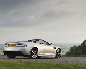 Превью обои aston martin, dbs, 2009, серебряный металлик, вид сбоку, астон мартин, природа, авто