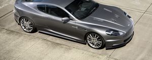 Превью обои aston martin, dbs, 2009, серый, вид сверху, стиль, астон мартин, асфальт