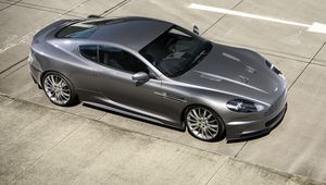 Превью обои aston martin, dbs, 2009, серый, вид сверху, стиль, астон мартин, асфальт