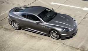 Превью обои aston martin, dbs, 2009, серый, вид сверху, стиль, астон мартин, асфальт