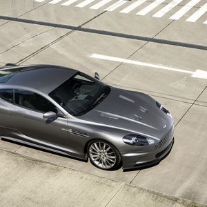 Превью обои aston martin, dbs, 2009, серый, вид сверху, стиль, астон мартин, асфальт