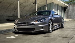 Превью обои aston martin, dbs, 2009, серый, вид спереди, авто, астон мартин, небо