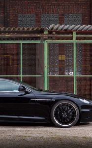 Превью обои aston martin, dbs, 2009, черный, вид сбоку, авто, астон мартин, здание