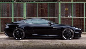 Превью обои aston martin, dbs, 2009, черный, вид сбоку, авто, астон мартин, здание