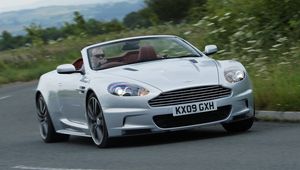 Превью обои aston martin, dbs, 2009, белый, вид спереди, спорт, астон мартин, трава, деревья