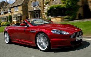 Превью обои aston martin, dbs, 2009, красный, вид сбоку, астон мартин, авто, дома, трава