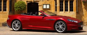 Превью обои aston martin, dbs, 2009, красный, вид сбоку, кабриолет, авто, астон мартин, дом