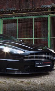 Превью обои aston martin, dbs, 2010, черный, вид спереди, спорт, астон мартин, здание