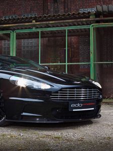 Превью обои aston martin, dbs, 2010, черный, вид спереди, спорт, астон мартин, здание