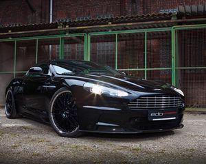 Превью обои aston martin, dbs, 2010, черный, вид спереди, спорт, астон мартин, здание