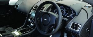 Превью обои aston martin, dbs, 2010, черный, салон, интерьер, руль, спидометр