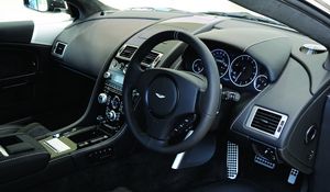 Превью обои aston martin, dbs, 2010, черный, салон, интерьер, руль, спидометр