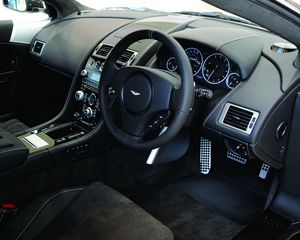 Превью обои aston martin, dbs, 2010, черный, салон, интерьер, руль, спидометр