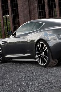 Превью обои aston martin, dbs, 2010, черный, вид сбоку, стиль, астон мартин, здание