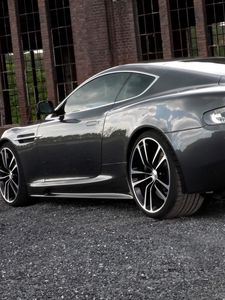 Превью обои aston martin, dbs, 2010, черный, вид сбоку, стиль, астон мартин, здание