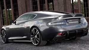 Превью обои aston martin, dbs, 2010, черный, вид сбоку, стиль, астон мартин, здание