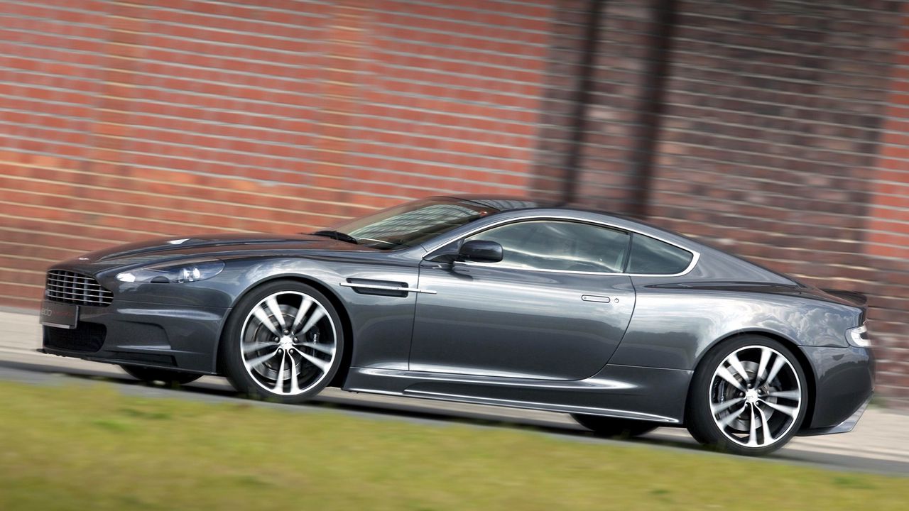 Обои aston martin, dbs, 2010, серый, вид сбоку, стиль, астон мартин, трава