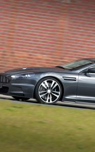 Превью обои aston martin, dbs, 2010, серый, вид сбоку, стиль, астон мартин, трава