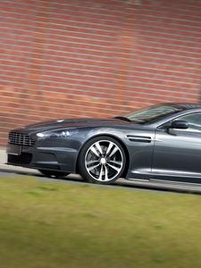 Превью обои aston martin, dbs, 2010, серый, вид сбоку, стиль, астон мартин, трава