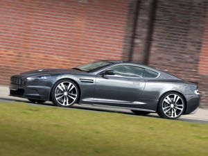 Превью обои aston martin, dbs, 2010, серый, вид сбоку, стиль, астон мартин, трава