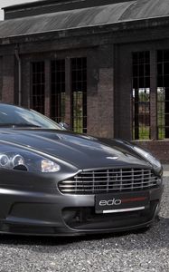 Превью обои aston martin, dbs, 2010, серый металлик, вид спереди, астон мартин, авто, здание