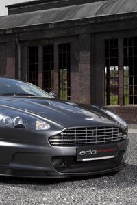 Превью обои aston martin, dbs, 2010, серый металлик, вид спереди, астон мартин, авто, здание