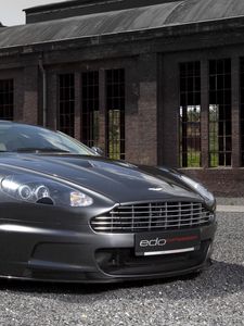 Превью обои aston martin, dbs, 2010, серый металлик, вид спереди, астон мартин, авто, здание