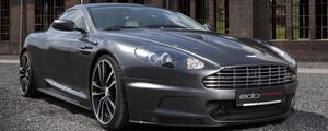 Превью обои aston martin, dbs, 2010, серый металлик, вид спереди, астон мартин, авто, здание