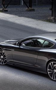 Превью обои aston martin, dbs, 2010, серый металлик, вид сбоку, стиль, астон мартин, асфальт