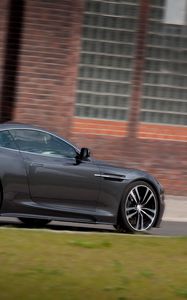 Превью обои aston martin, dbs, 2010, серый, вид сбоку, астон мартин, авто, трава, здание