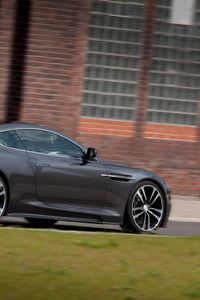 Превью обои aston martin, dbs, 2010, серый, вид сбоку, астон мартин, авто, трава, здание