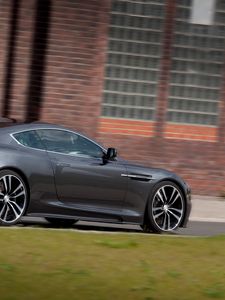 Превью обои aston martin, dbs, 2010, серый, вид сбоку, астон мартин, авто, трава, здание