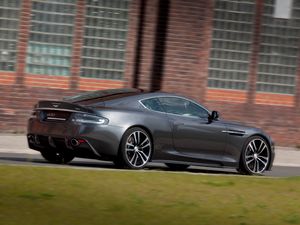 Превью обои aston martin, dbs, 2010, серый, вид сбоку, астон мартин, авто, трава, здание