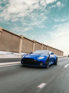 Превью обои aston martin dbs, aston martin, спорткар, синий, вид спереди, дорога, скорость