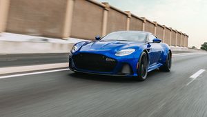 Превью обои aston martin dbs, aston martin, спорткар, синий, вид спереди, дорога, скорость