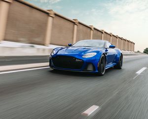 Превью обои aston martin dbs, aston martin, спорткар, синий, вид спереди, дорога, скорость