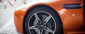 Превью обои aston martin, колесо, шина, автомобиль, оранжевый