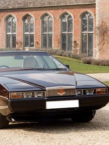 Превью обои aston martin, lagonda, 1976, вишневый, вид спереди, стиль, астон мартин, здание