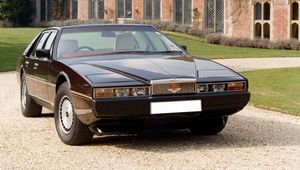 Превью обои aston martin, lagonda, 1976, вишневый, вид спереди, стиль, астон мартин, здание