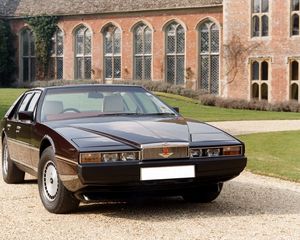 Превью обои aston martin, lagonda, 1976, вишневый, вид спереди, стиль, астон мартин, здание