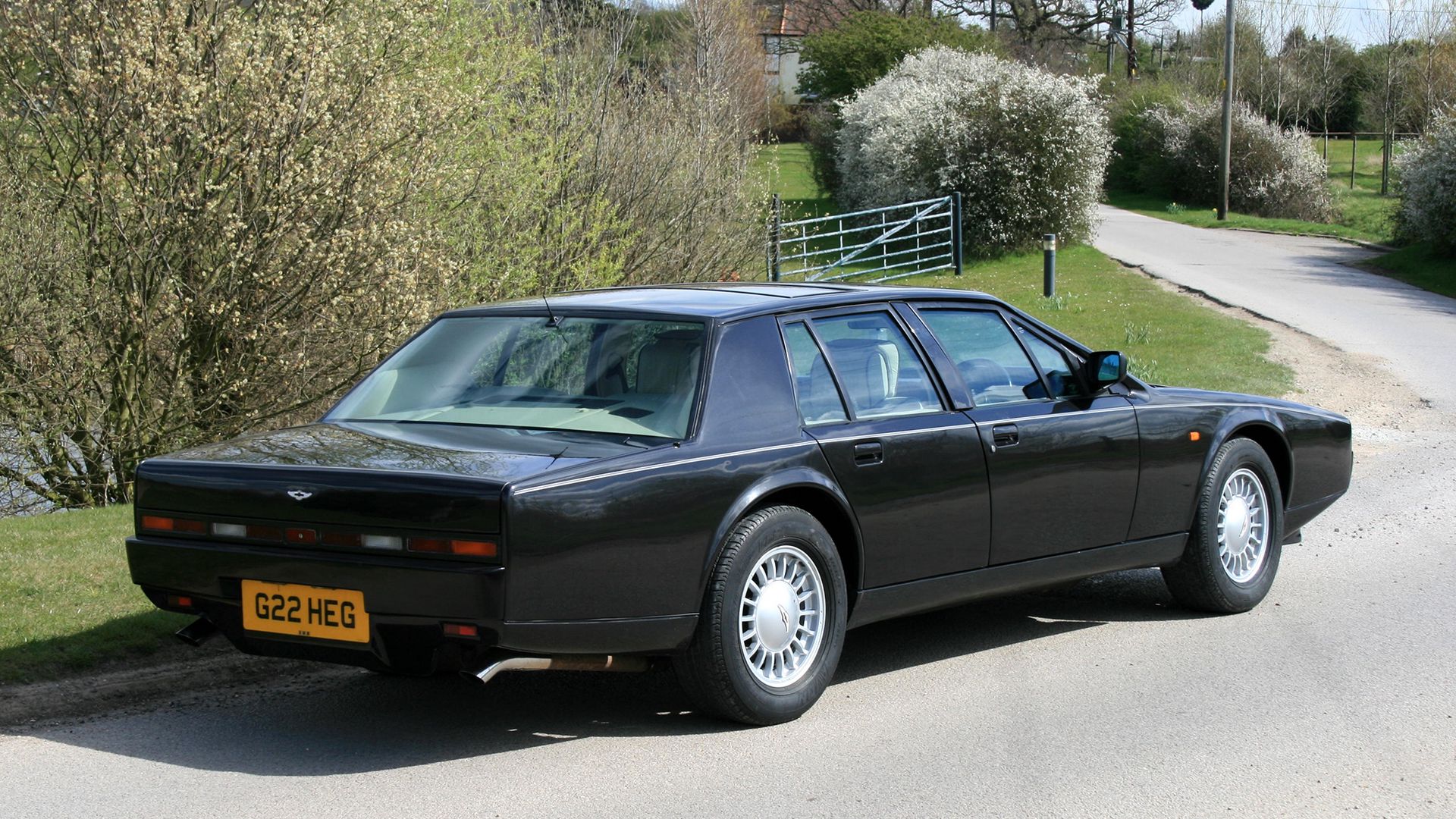 Скачать 1920x1080 aston martin, lagonda, 1987, черный, вид сбоку, авто,  астон мартин, природа обои, картинки full hd, hdtv, fhd, 1080p